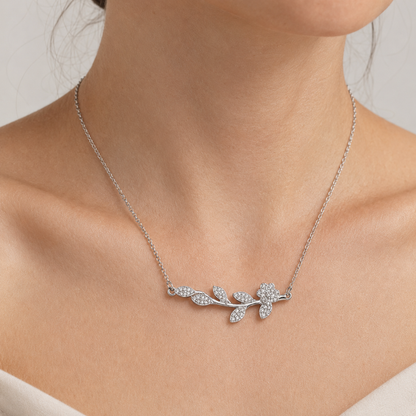 EYSSEA Nerea Silver çiçek ve yaprak motifli zirkon kolyenin kadın model üzerinde kullanım görünümü