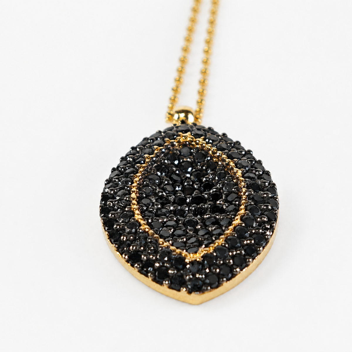 EYSSEA Onxia kolyenin siyah zirkon taşlı Gold pendant ve taş detaylarının yakın plan görünümü ikinci