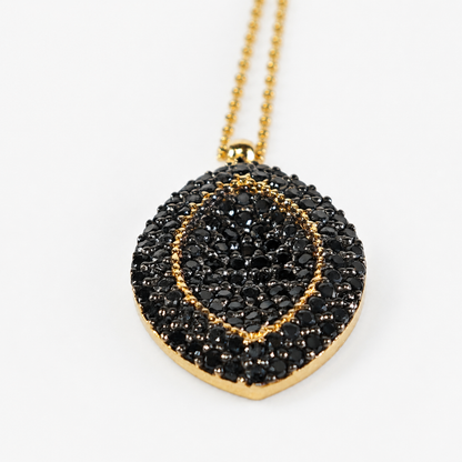 EYSSEA Onxia kolyenin siyah zirkon taşlı Gold pendant ve taş detaylarının yakın plan görünümü ikinci