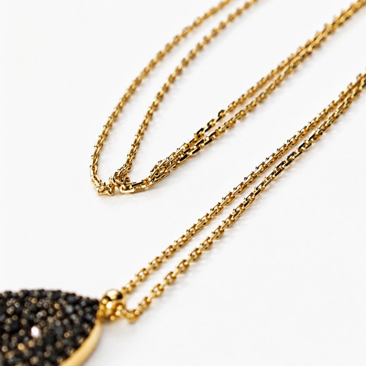 EYSSEA Onxia kolyenin siyah zirkon taşlı Gold pendant ve taş detaylarının yakın plan görünümü