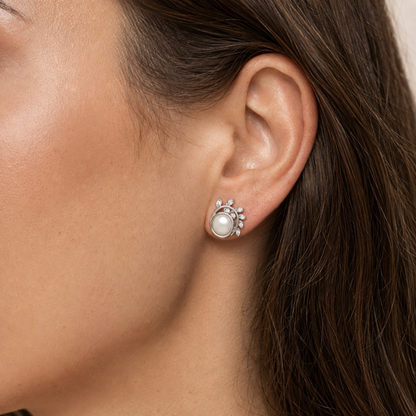 EYSSEA Perla Silver inci görünümlü zirkon taşlı kadın küpenin model üzerinde kullanım görünümü