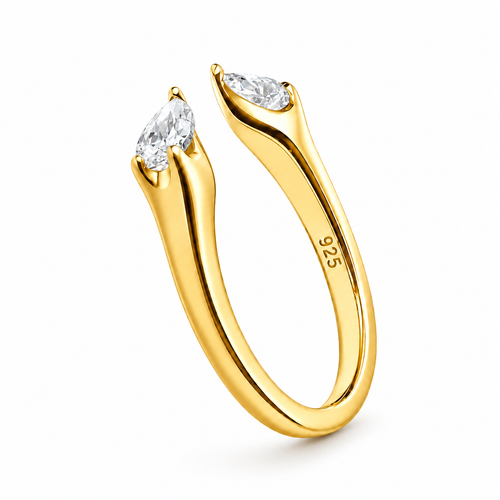 Varelis Gold Yüzük beyaz fonda stüdyo çekimi, gold kaplama 925 ayar gümüş ve damla kesim kristal zirkon taşlı tasarım
