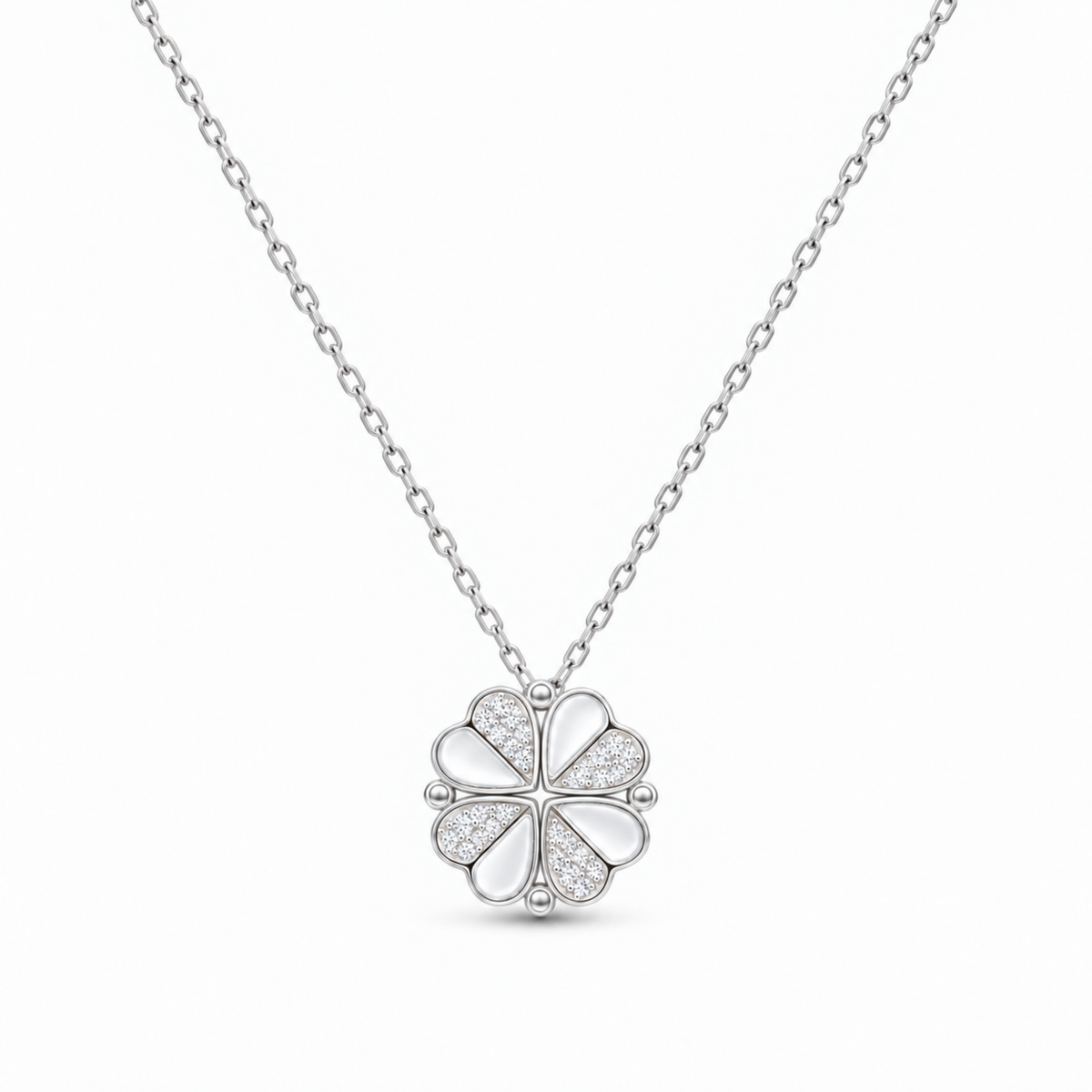 Beyaz fonda kapalı dört yapraklı yonca formunda Fortelle zirkon taşlı 925 ayar gümüş kolye STÜDYO  ÇEKİM
