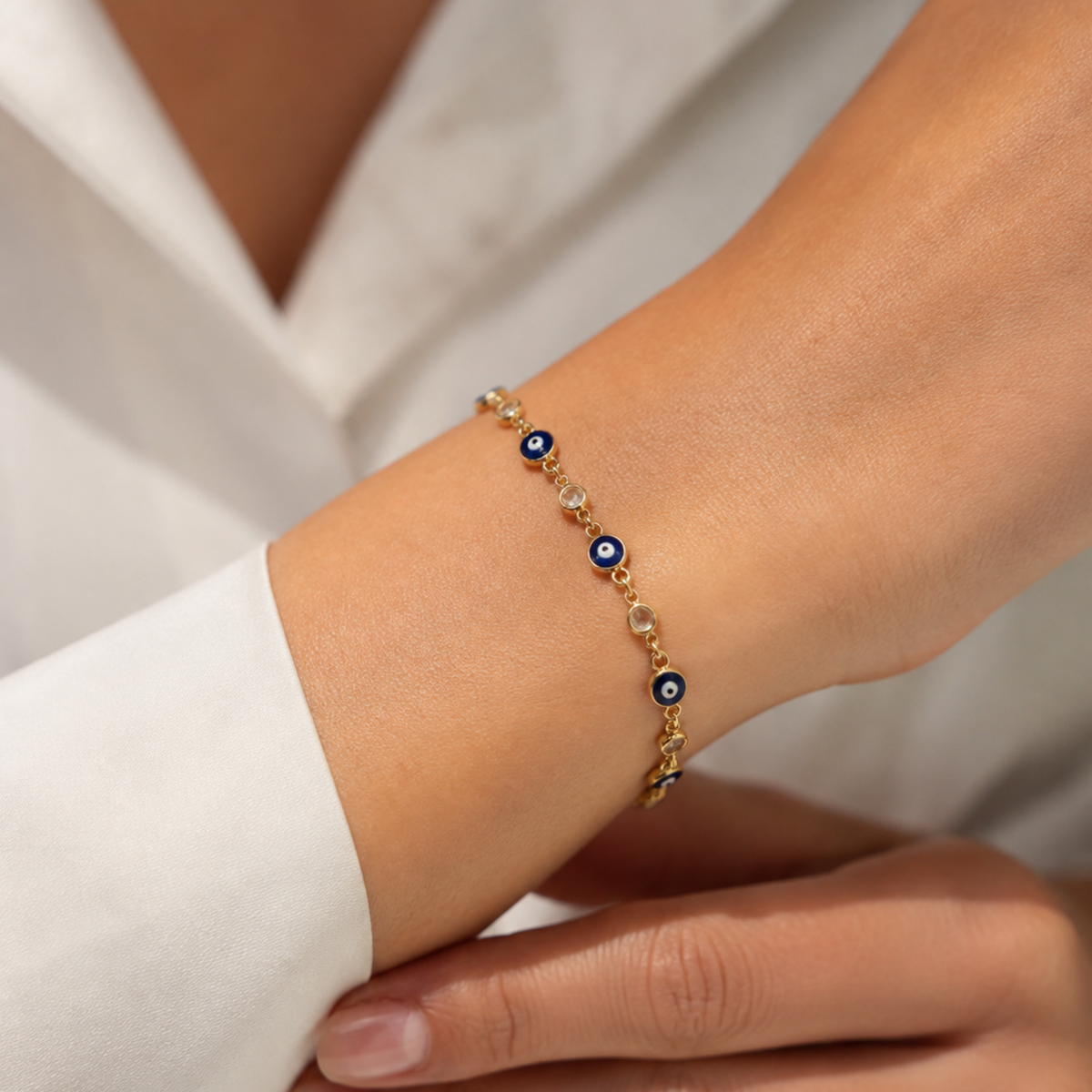 Nazelle Bileklik kadın bileğinde, 16 + 3 cm ayarlanabilir nazar boncuklu Rodyum Gold kaplama 925 ayar gümüş bileklik
